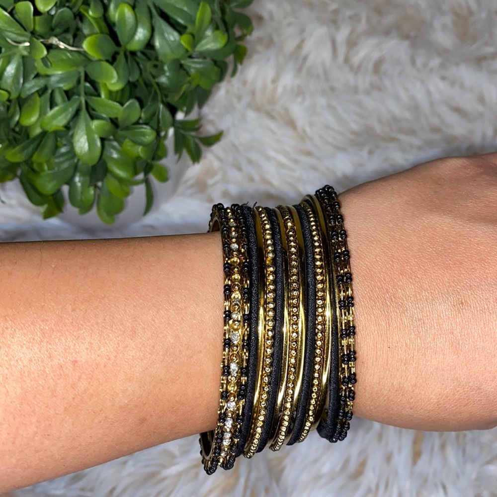 Loose Black and Gold Bracelet - Picture 1 of 3